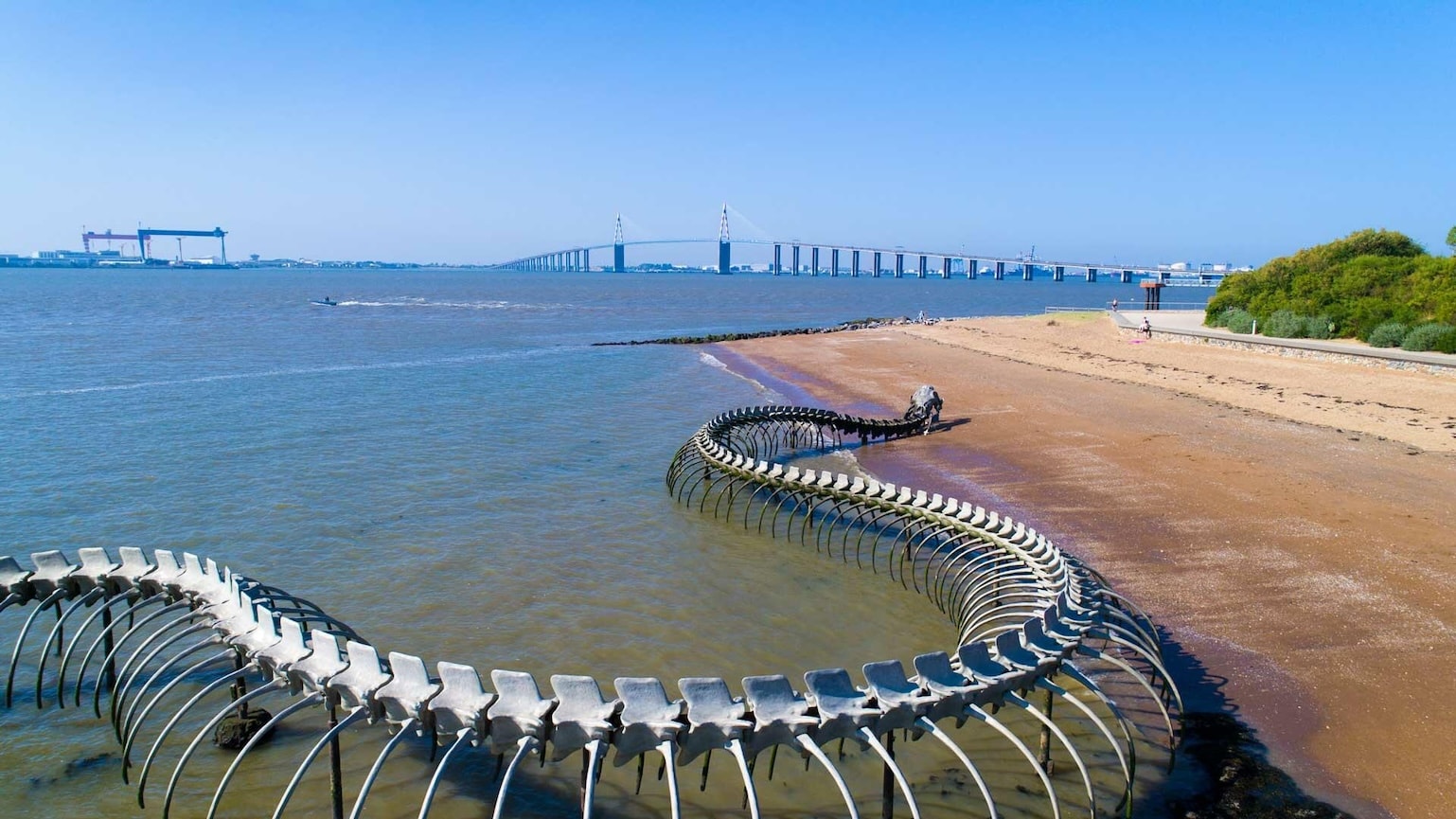 Vue sur le pont de Saint-Nazaire et le Serpent d'Océan, à proximité de notre agence RGPD située près de Saint-Nazaire.