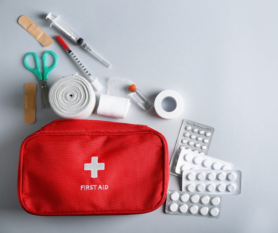 organisation des premiers soins en cas de forte chaleur, malaise, brûlure, image trousse de secours FD conseil 