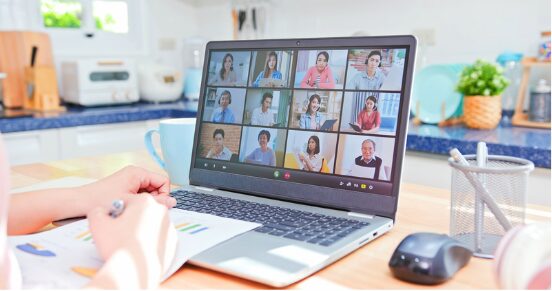 Personne participant à une réunion en visioconférence sur un ordinateur portable, illustrant le télétravail et le travail hybride dans le cadre du dispositif PCRH.